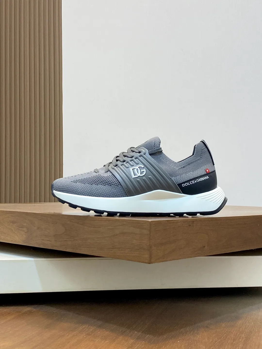 Men's Men's Shoes 💰700••New arrivals••Dolce&Gabbana••DG✔️High-end men's sports•casual shoes. Original goods from top counters. Original imported cowhide, multi-material splicing design ➕Imported cowhide lining, cowhide feet ➕Original TPR elastic outsole.  Size: 39-44 (38, 45 customized)